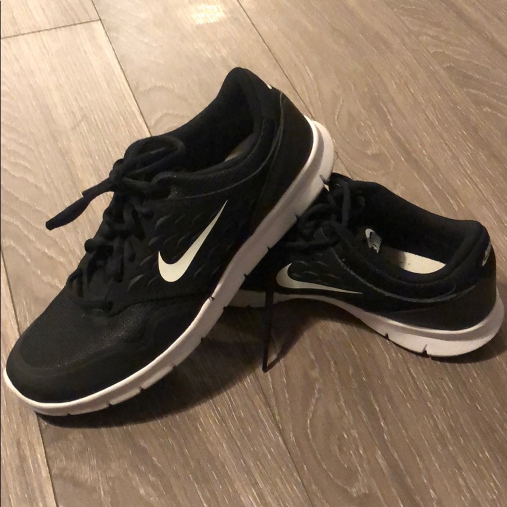 *SOLD* Nike Women’s Orive Shoe 8.5 Sneaker Black